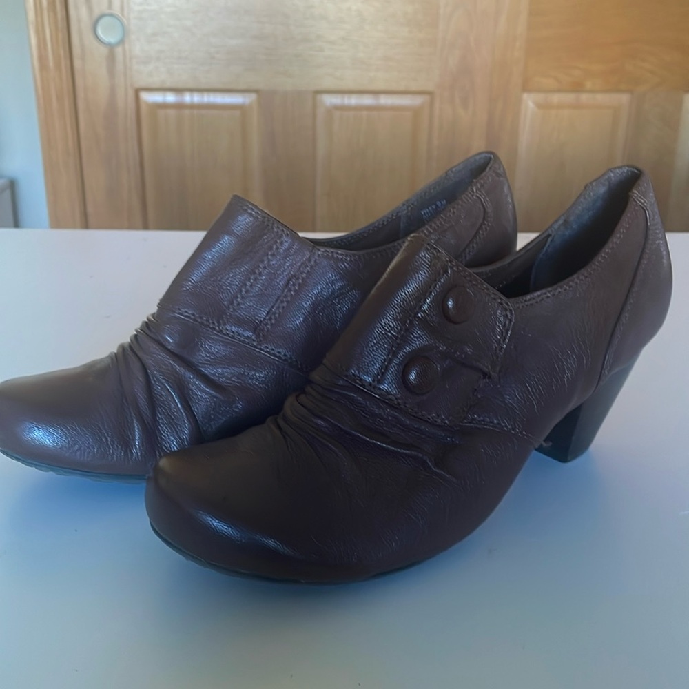Brand Baretraps Brown Size 9M barely worn